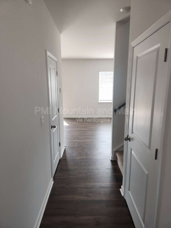 Building Photo - 92 Queen Vly Wy