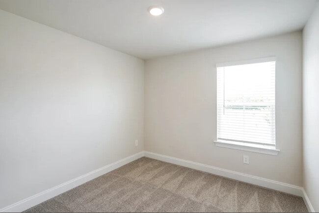 Building Photo - 228 River Rock Dr