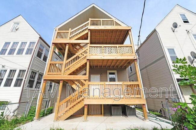 Building Photo - 3242 N Ridgeway Ave