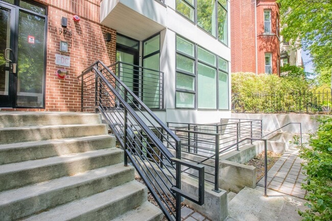 Building Photo - Stunning 2 BR/2 BA Condo in Lanier Heights!