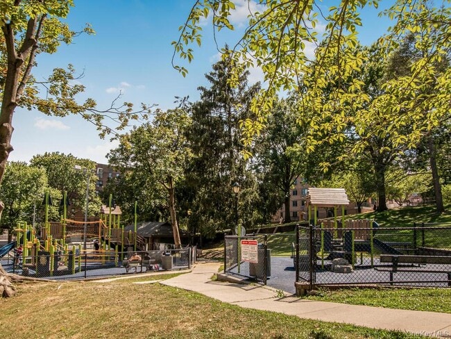 Building Photo - 10 Lake St