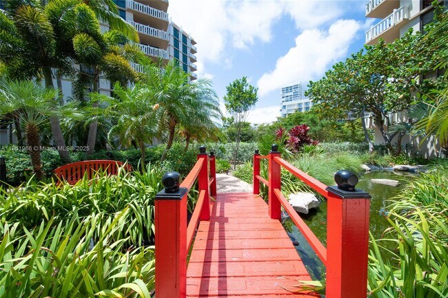 Building Photo - 1121 Crandon Blvd