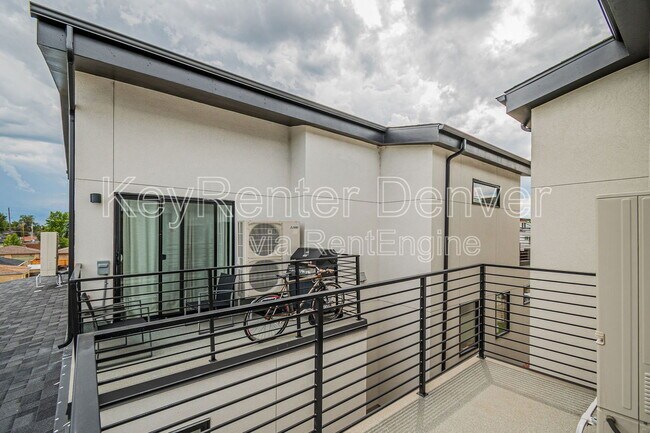 Building Photo - 1468 Yates St
