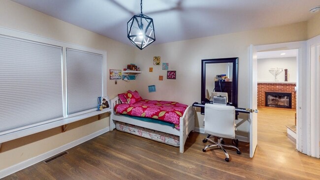 Building Photo - Gorgeous 4-Bed 2-Bath in Beaver Hills