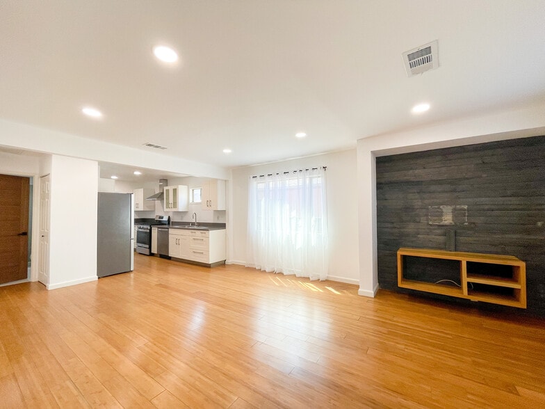 Building Photo - 958 Camulos St