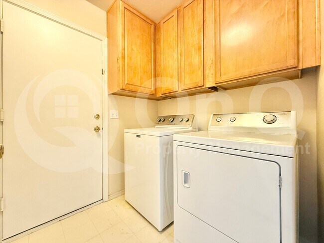 Building Photo - 2321 E Remington Pl