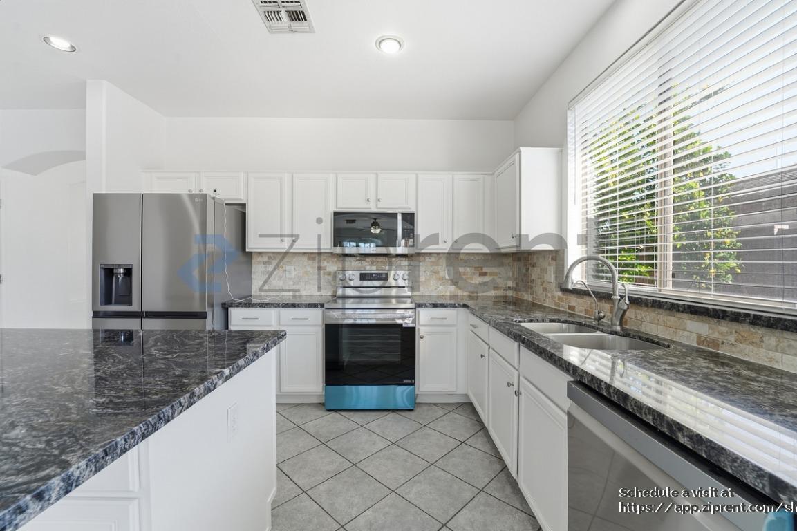 Building Photo - 2131 E Bellerive Pl