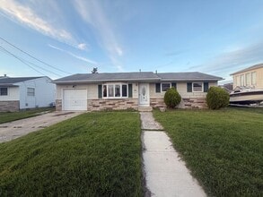 Building Photo - 18 W Delaware Dr
