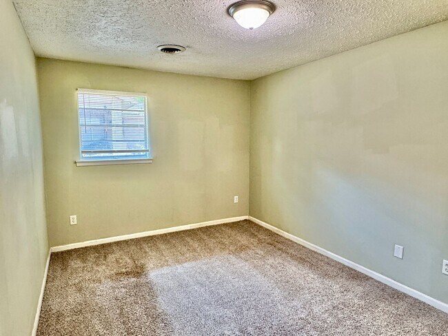 Building Photo - Cozy Meets Spacious: 4BR/2BA with Bonus Den & Patio