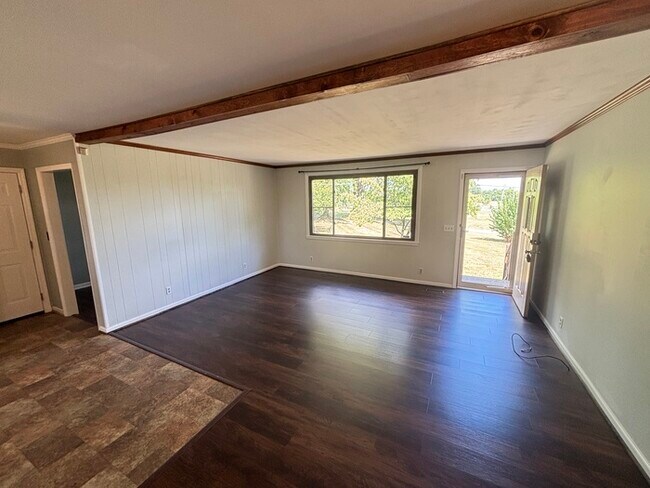 Building Photo - Close to Glenbrook area in Hendersonville!