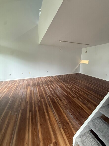 Building Photo - 1051 Danby Rd