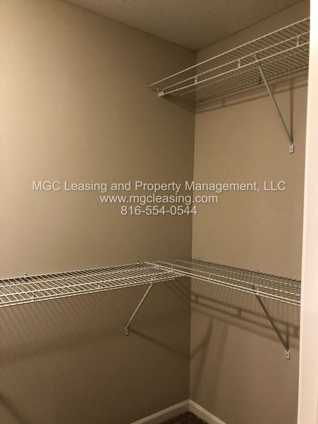 Building Photo - Enjoy Townhome Living w/ Unfinished Baseme...