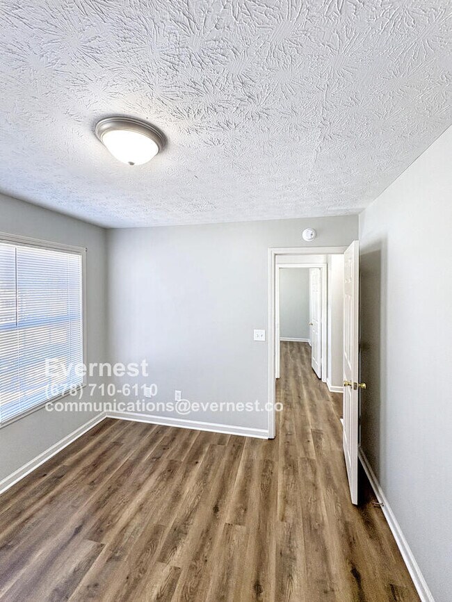 Building Photo - 1605 Brook Ln