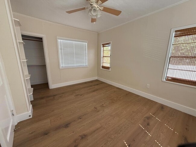Building Photo - 359 Greenbriar Dr