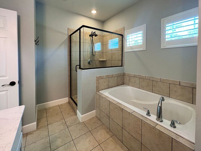 Building Photo - 3BR/2.5BA Townhouse in Sorrento - availabl...