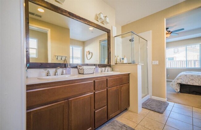 Building Photo - 3 Bedroom Home for Rent in Chico CA | Meadow Brook Ranch, Fireplace, Washer & Dryer