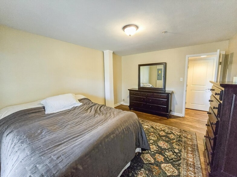 Building Photo - 813 Fairgate Dr