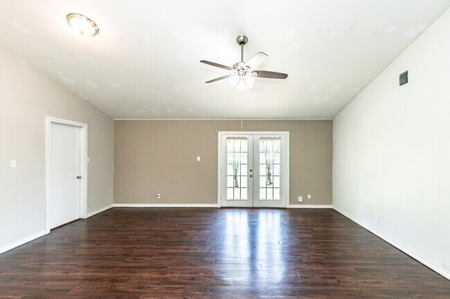 Building Photo - Sharp 3 Bedroom in LISD
