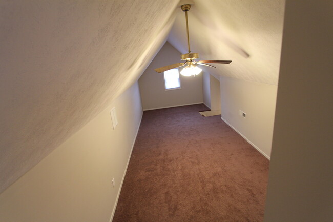 Building Photo - Awesome Three Bedroom -- Great South Omaha...