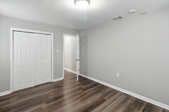 Building Photo - Huge East Savannah 5BR/2BA House For Rent