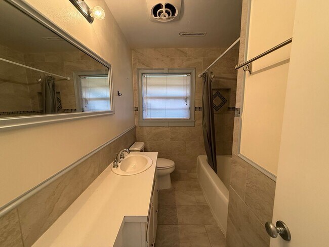 Building Photo - Gulf Breeze Proper - Casablanca - 2 bed, 1 bath