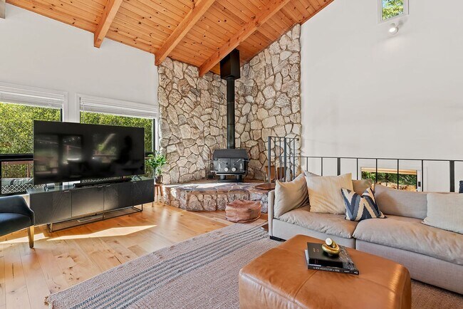 Building Photo - 913 Valley View Dr