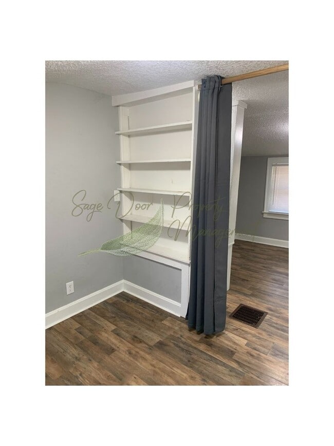Building Photo - 1 FREE MONTH OF RENT!!!