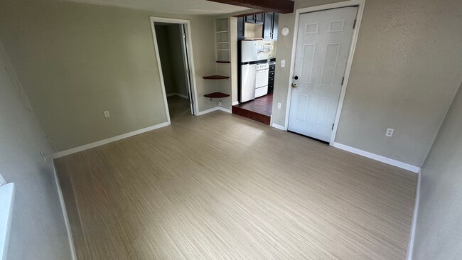Building Photo - 859 Runamuck Ave