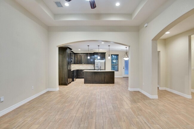 Building Photo - 118 N Buckhorn Dr