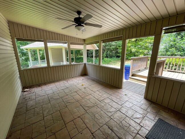 Building Photo - Elegant 4bd/3ba Home with Fenced-in Backyard
