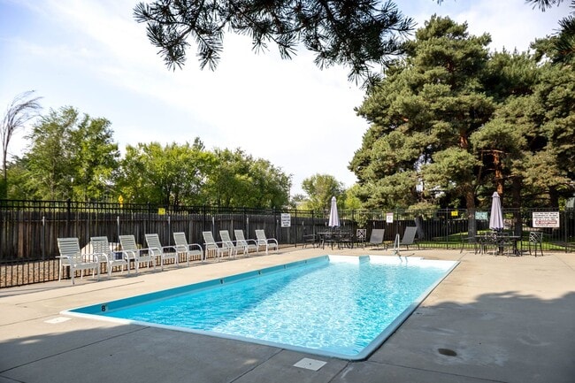 Building Photo - Sleek, Modern SE Boise Townhouse