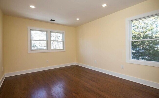 Building Photo - Single Family Home