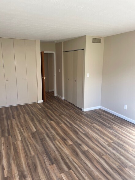 Bedroom w/ 2 Closets - 45 Park Pl