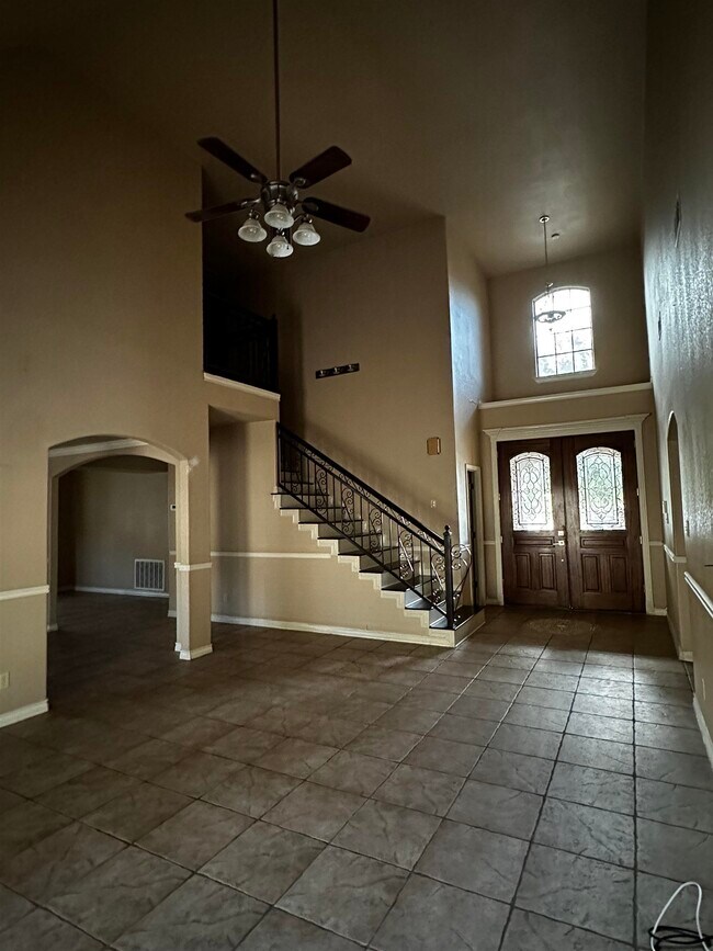 Building Photo - 431 Puig Dr