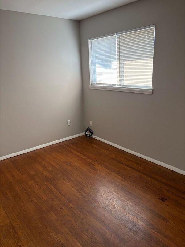 Building Photo - 1511 Sylvan Ln