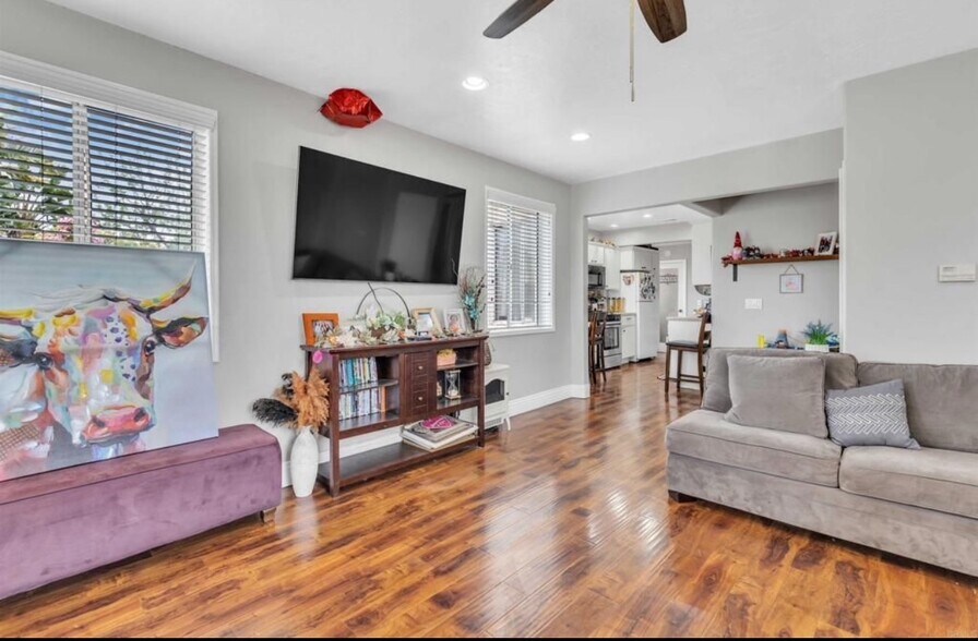 Living Room - 529 S Sunshine Ave