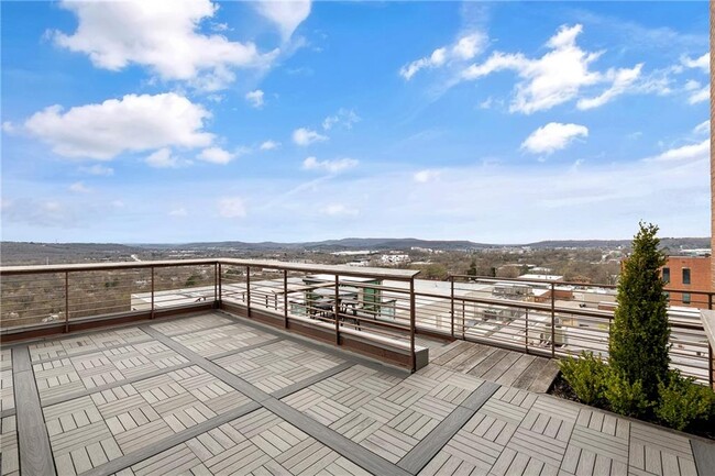 Building Photo - 5 W Mountain St