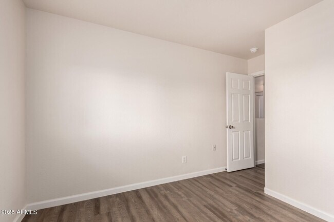 Building Photo - 11529 W Paradise Dr