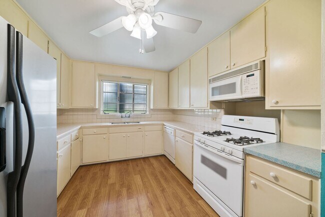 Building Photo - 2BED, 2BATH HOLLYWOOD PARK