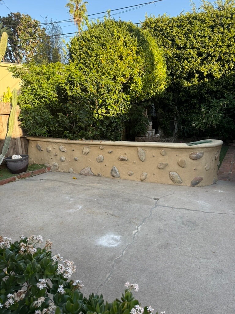 Building Photo - 8921 Rosewood Ave