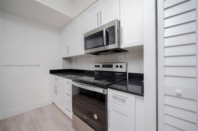 Building Photo - 2406 Centergate Dr