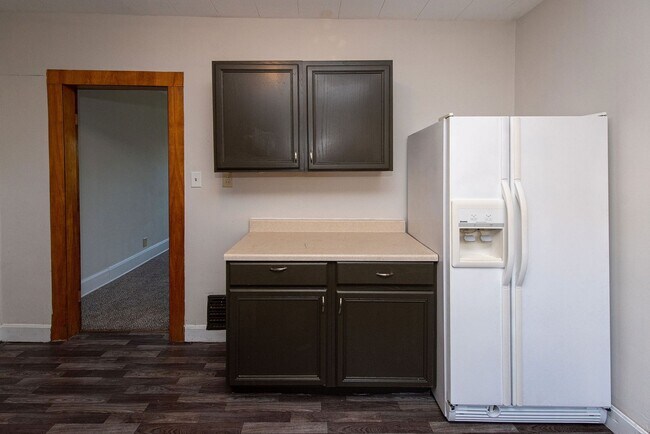 Building Photo - COVEDALE - Charming 3 bed apt, upstairs of...