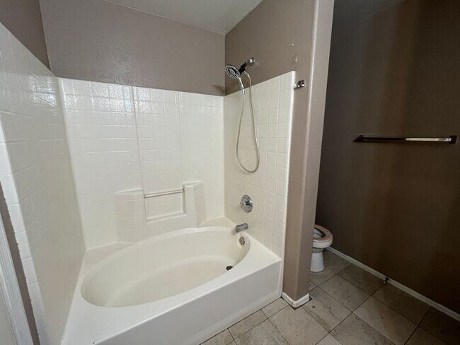 Building Photo - READY TO VIEW NOW! Spacious 3 Bed 2 Bath H...