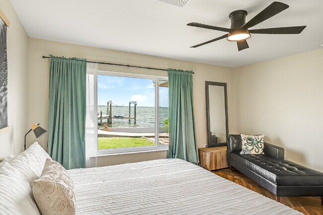 Building Photo - Gorgeous Riverfront 3/2 with dock!!