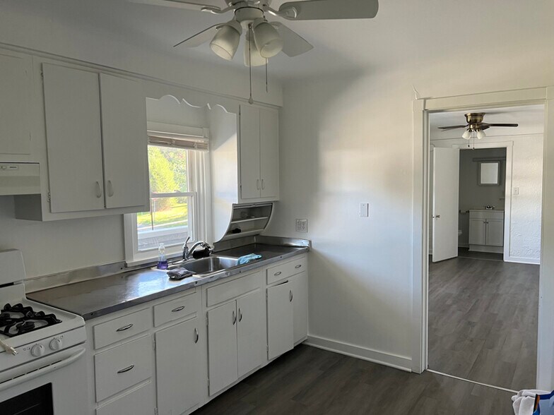 Building Photo - 1300 Stewart St