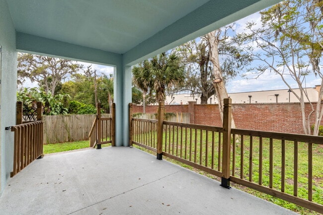 Building Photo - Spacious 4-Bed / 2-Bath Home with 3-Car Garage in Apopka with Modern Touches!