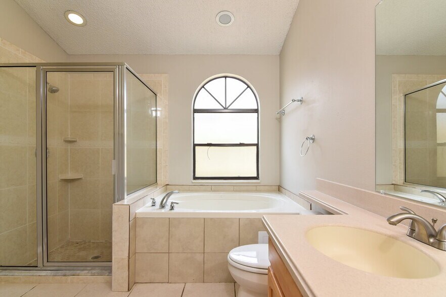 Building Photo - 600 Birgham Pl