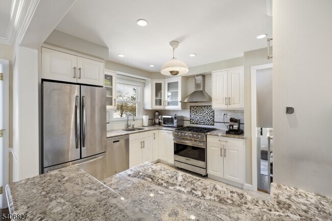 Building Photo - 23 Victor Ave