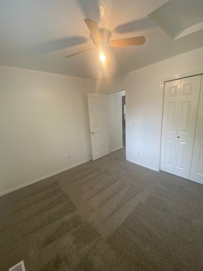 Building Photo - 3 Bed, 2 Bath,  Single Story, CUL-D-SAC Ho...