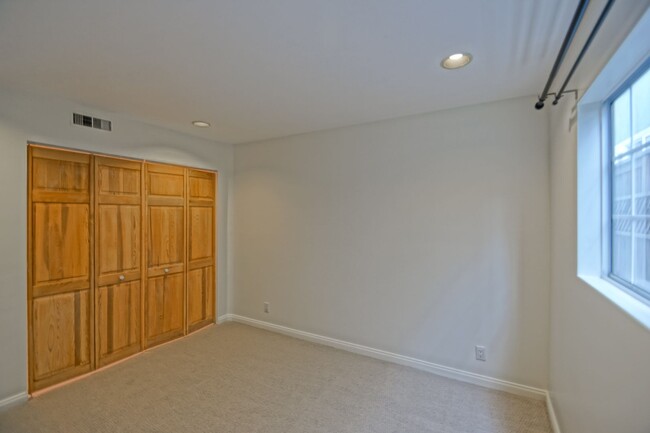 Building Photo - SPACIOUS & AIRY, 3BR2.5BA HERMOSA HILLS HO...